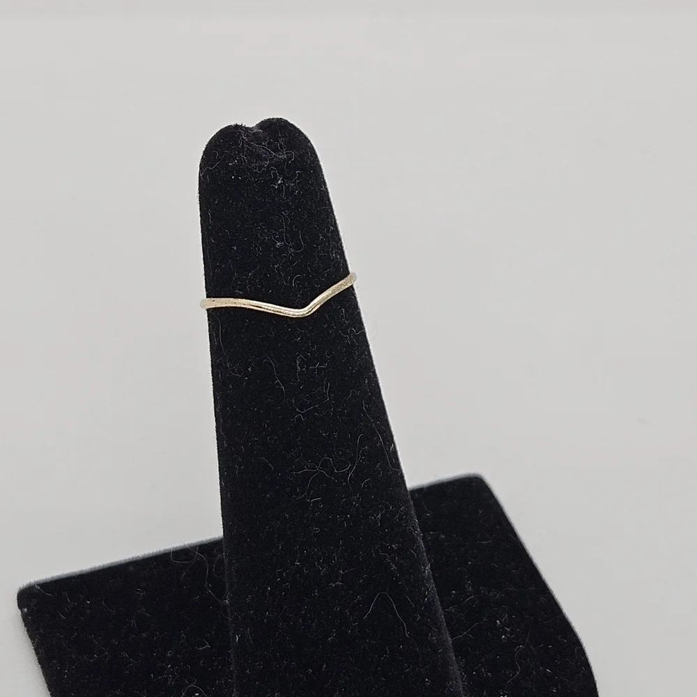 thin gold tone ring with chevron point size 3.25 - Picture 1 of 4